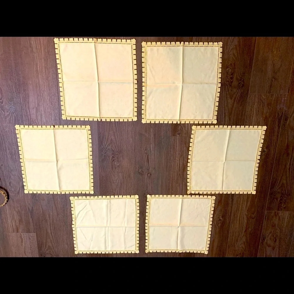 Yellow Crochet-Edged Napkin Set